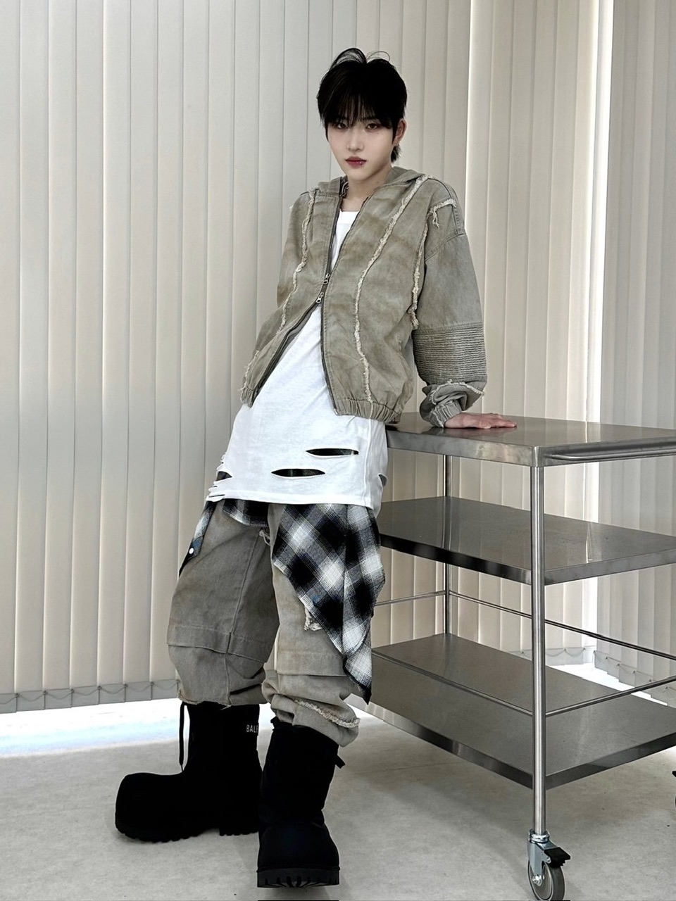 【関税込み】LU'U DAN ベージュ ジッパー デニム カーゴパンツ デニムパンツ メンズ カーゴパンツ[品番：LU000012876